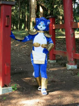 [Ayano Harumaki]&nbsp;&nbsp;Krystal from Star Fox_0795_Ayano_Visits_Horse_Farm_and_Inari_Shrine_Cosplay.Ayano.InariShrine.04