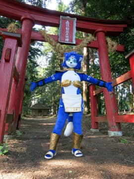 [Ayano Harumaki]&nbsp;&nbsp;Krystal from Star Fox_0792_Ayano_Visits_Horse_Farm_and_Inari_Shrine_Cosplay.Ayano.InariShrine.01