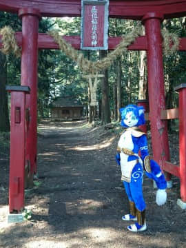 [Ayano Harumaki]&nbsp;&nbsp;Krystal from Star Fox_0793_Ayano_Visits_Horse_Farm_and_Inari_Shrine_Cosplay.Ayano.InariShrine.02