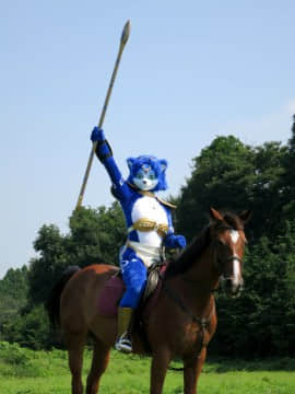 [Ayano Harumaki]&nbsp;&nbsp;Krystal from Star Fox_0784_Ayano_Visits_Horse_Farm_and_Inari_Shrine_Cosplay.Ayano.HorseFarm.06