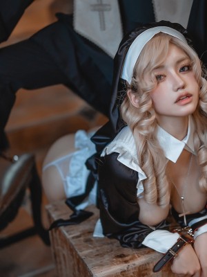 芊川一笑 – 修女与牧师_32